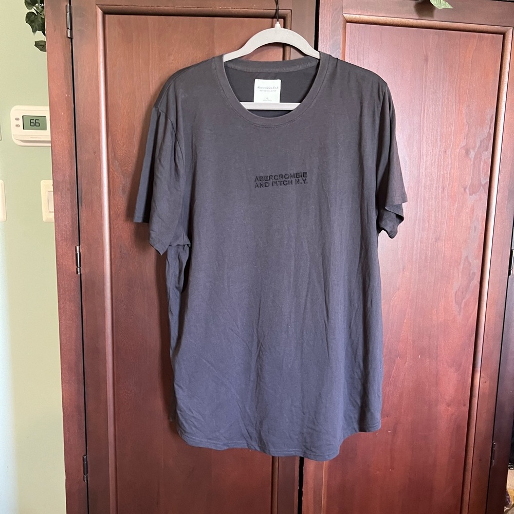 Abercrombie & Fitch Men's Short-Sleeve Logo Tee — Charcoal Gray